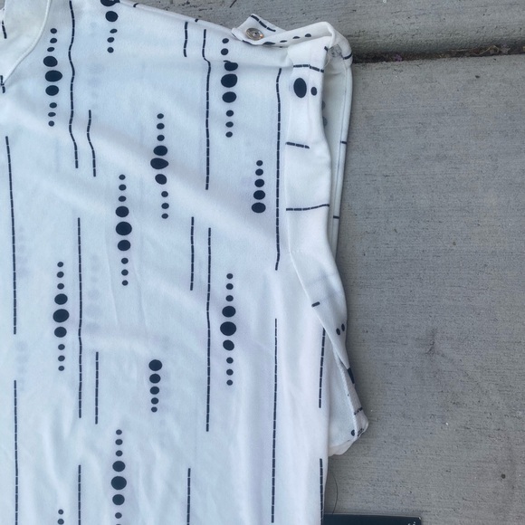White & Black Short Sleeve Top 🤍 - Picture 11 of 11